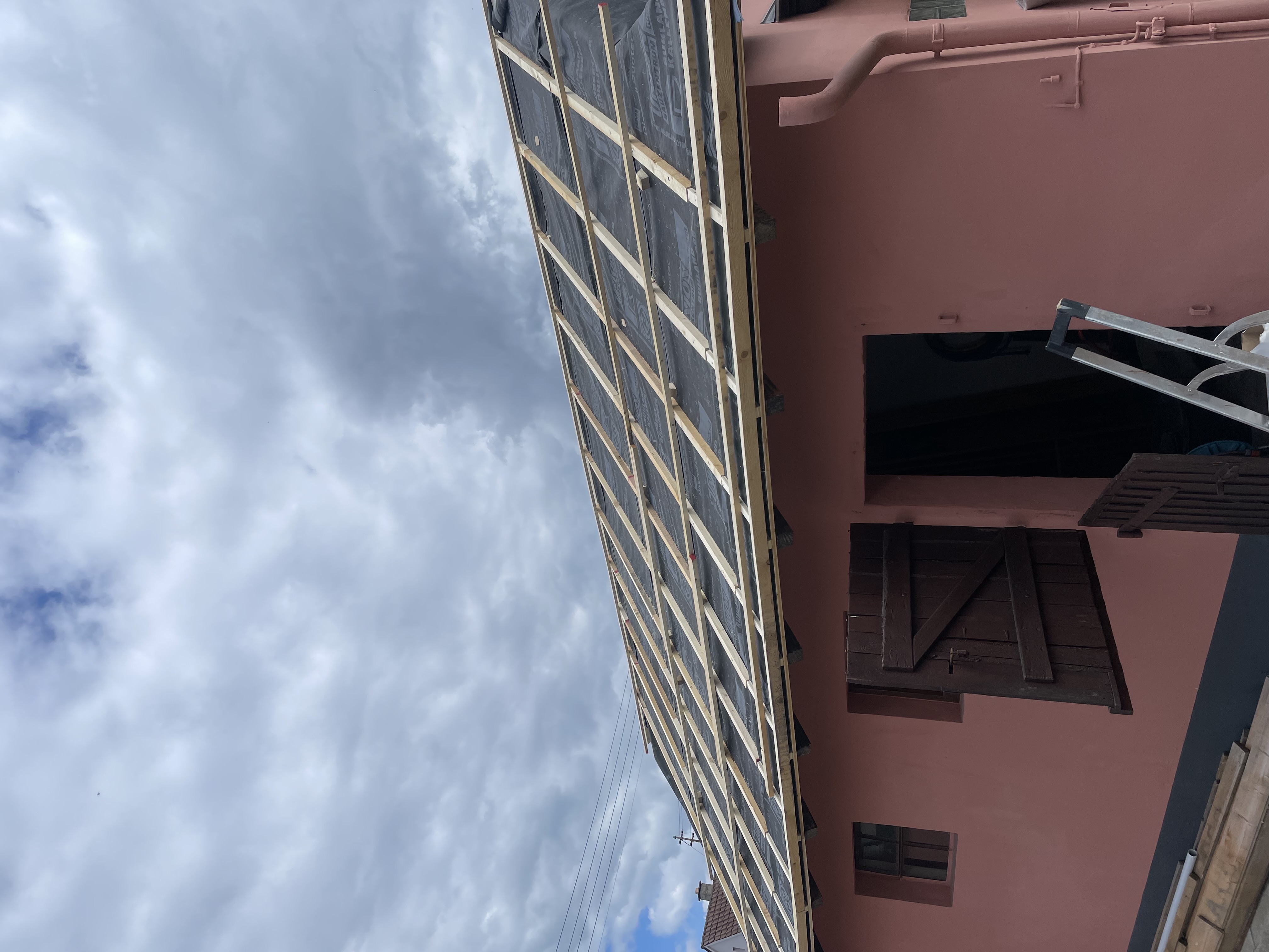 Gebäude mit frisch fertiggestellter Dachlattung und Unterspannbahn