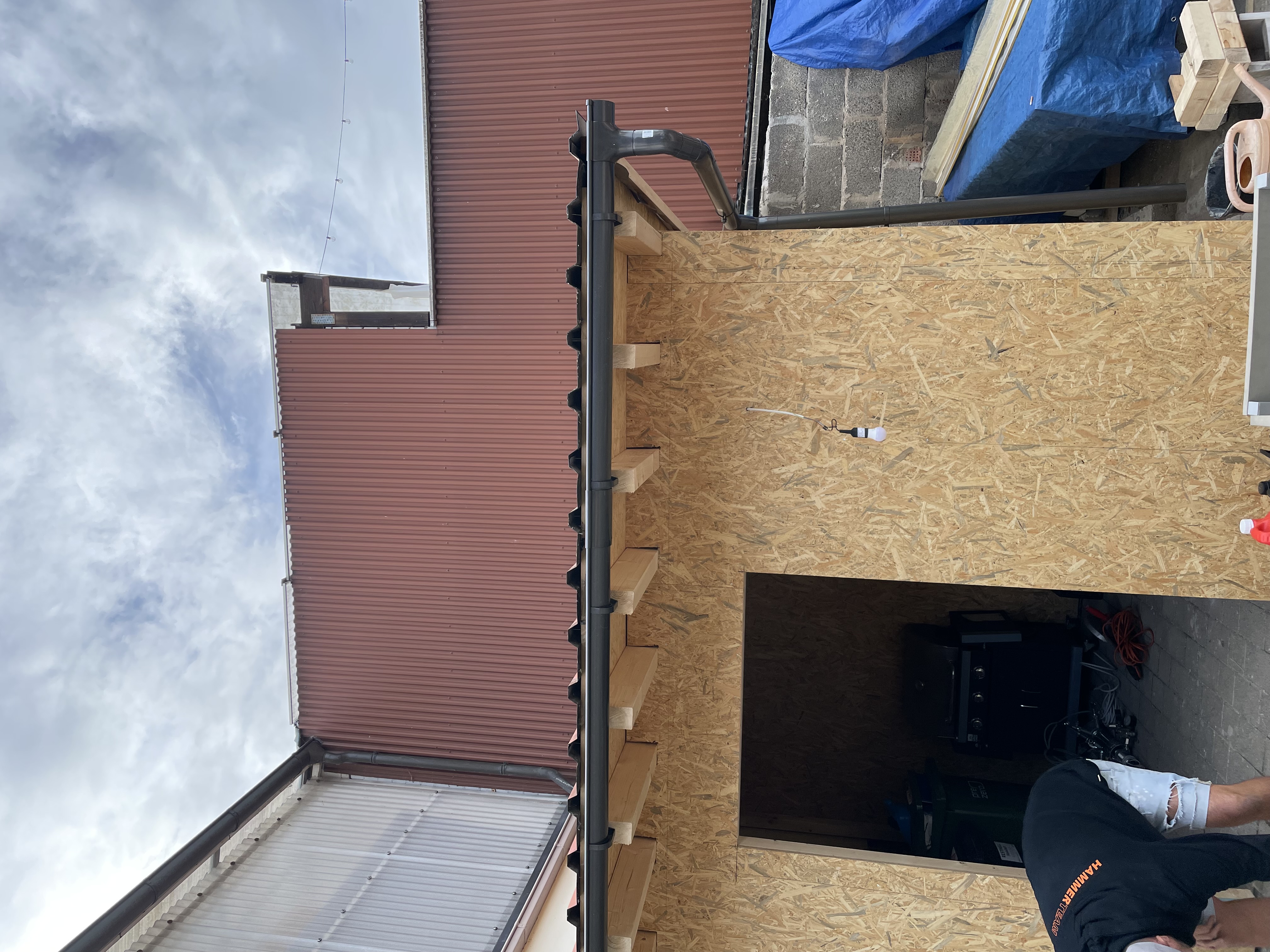 Holzkonstruktion aus OSB-Platten mit Dachanschluss