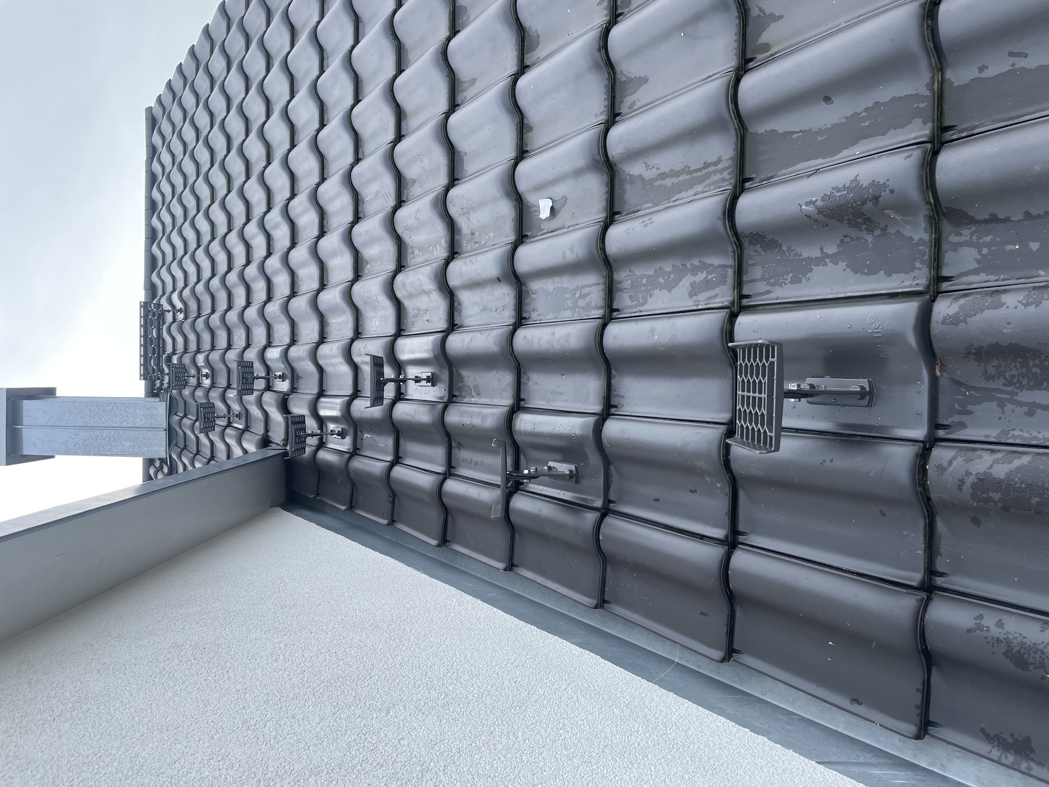 Fachgerecht montierte Dachbegehungsanlage mit Schneefanggittern