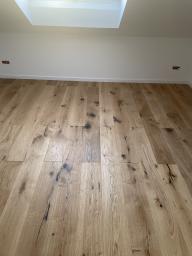 Hochwertiger Eichenparkettboden im Dachgeschoss