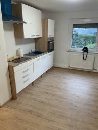 Modern renovierte Küche mit hellem Holzboden